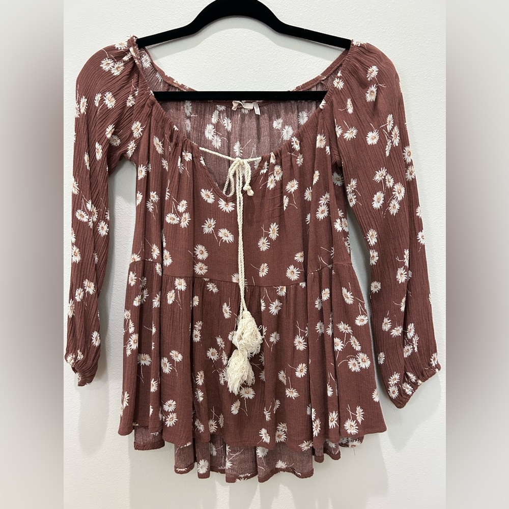 Francesca’s daisys top-off shoulder